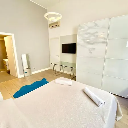 Central-duomo- Beautiful Loft - 400 Meters From The Metro 公寓 *